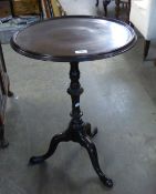 AN ANTIQUE MAHOGANY TRIPOD TABLE WITH CIRCULAR DISHED TOP