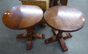 A PAIR OF OAK CIRCULAR LAMP TABLES, ON COLUMN AND QUARTETTE BASES