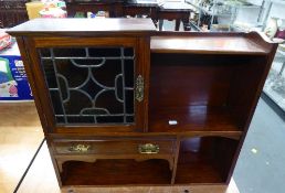 AN EARLY 20TH CENTURY WALNUT WALL CABINET WITH OPEN COMPARTMENTS, A CUPBOARD WITH LEADED AND STAINED