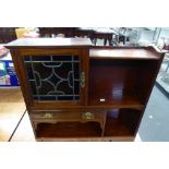 AN EARLY 20TH CENTURY WALNUT WALL CABINET WITH OPEN COMPARTMENTS, A CUPBOARD WITH LEADED AND STAINED