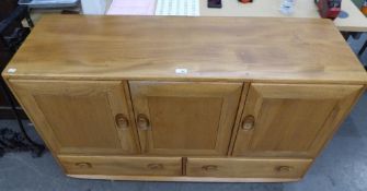 MID CENTURY VINTAGE ERCOL BLOND WINDSOR SIDEBOARD, HAVING THREE CUPBOARD DOORS ABOVE TWO DRAWERS,