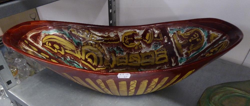 A LARGE ITALIAN STUDIO POTTERY BOAT SHAPED BOWL, DECORATED IN RED AND YELLOW AND A POTTERY WALL - Image 2 of 2