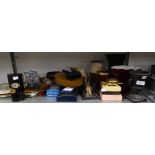 MIXED LOT TO INCLUDE; A WEDGWOOD URN SHAPED VASE, RACK PLATES, DESK ITEMS, PLAYING CARDS, TABLE