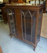 AN EARLY TWENTIETH CENTURY MAHOGANY BOW FRONTED DISPLAY CABINET