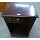A LINE INLAID MAHOGANY BEDSIDE PEDESTAL WITH A DRAWER