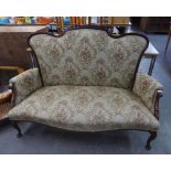 AN EDWARDIAN UPHOLSTERED MAHOGANY FRAMED TWO SEATER SETTEE, HAVING SHAPED BACK ON CABRIOLE FRONT