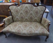 AN EDWARDIAN UPHOLSTERED MAHOGANY FRAMED TWO SEATER SETTEE, HAVING SHAPED BACK ON CABRIOLE FRONT