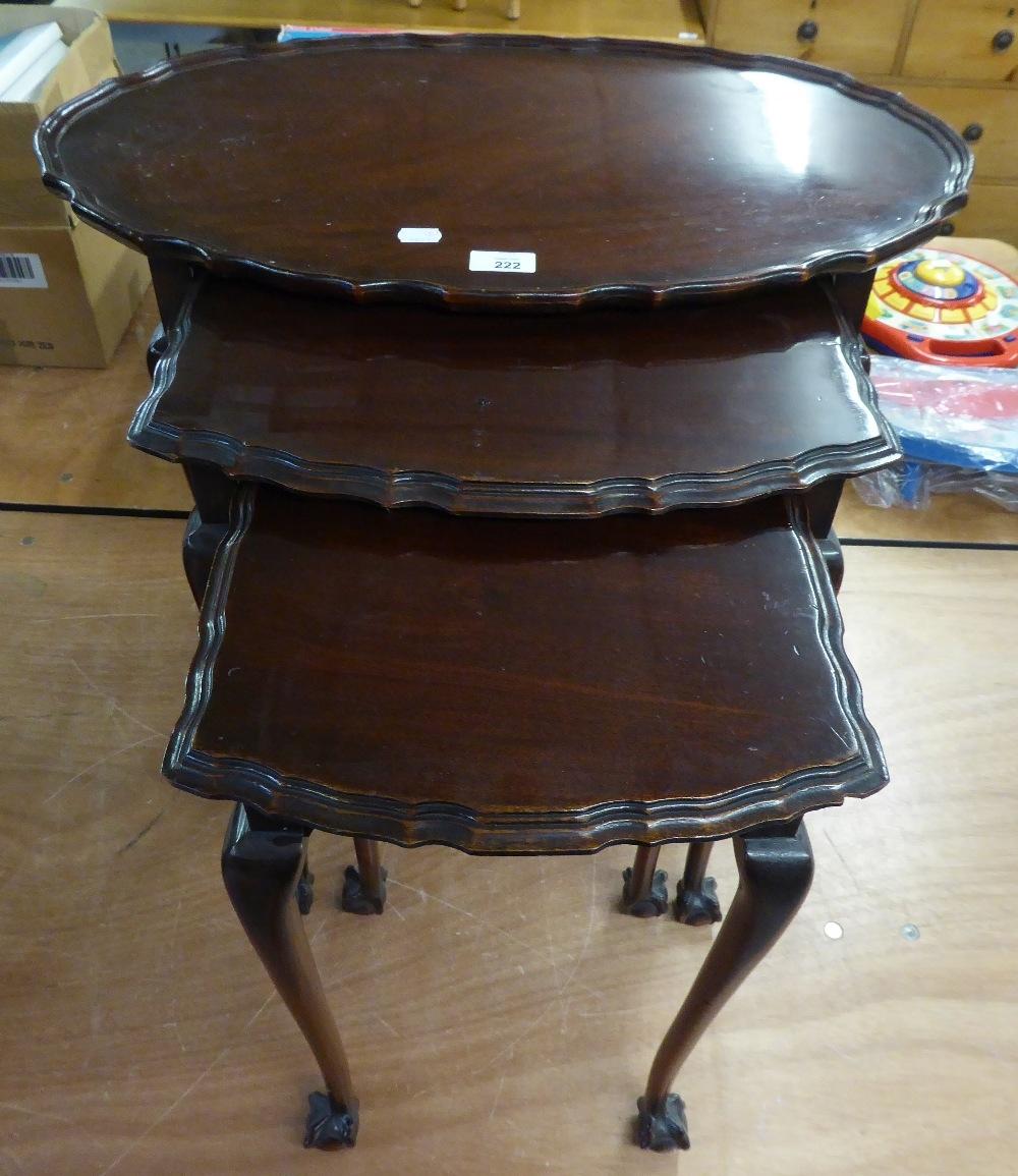 A NEST OF THREE MAHOGANY OVAL COFFEE TABLES, WITH MOULDED WAVY EDGES, ON SLENDER CABRIOLE LEGS, WITH