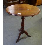 VICTORIAN MAHOGANY OVAL OCCASIONAL TABLE, ON BALUSTER COLUMN AND TRIPOD BASE, 1'7" WIDE