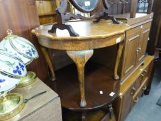 AN OAK CIRCULAR COFFEE TABLE WITH WAVY EDGE, ON CABRIOLE LEGS