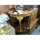 AN OAK CIRCULAR COFFEE TABLE WITH WAVY EDGE, ON CABRIOLE LEGS