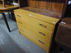 A MODERN LIGHT OAK EFFECT CHEST OF THREE LONG DRAWERS