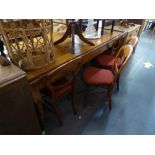 A SATIN WALNUT FARMHOUSE KITCHEN TABLE AND A SET OF 7 SINGLE DINING CHAIRS, WITH WAISTED BACKS (7)