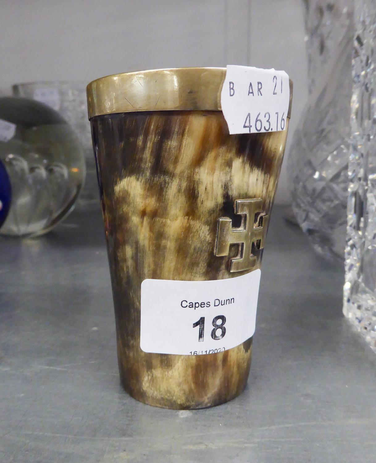 A VINTAGE HORN BEAKER WITH PLATED LIP AND CROSS PATTERN MOUNT, 3 ½? HIGH