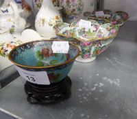 A PAIR OF 20TH CENTURY CHINESE FAMILLE ROSE PORCELAIN PETAL SHAPED SMALL BOWLS, 4 ½? DIAMETER AND