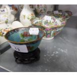A PAIR OF 20TH CENTURY CHINESE FAMILLE ROSE PORCELAIN PETAL SHAPED SMALL BOWLS, 4 ½? DIAMETER AND