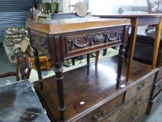 A MAHOGANY OBLONG LAMP TABLE WITH FESTOON CARVED APRON (top 40 x 50cm)