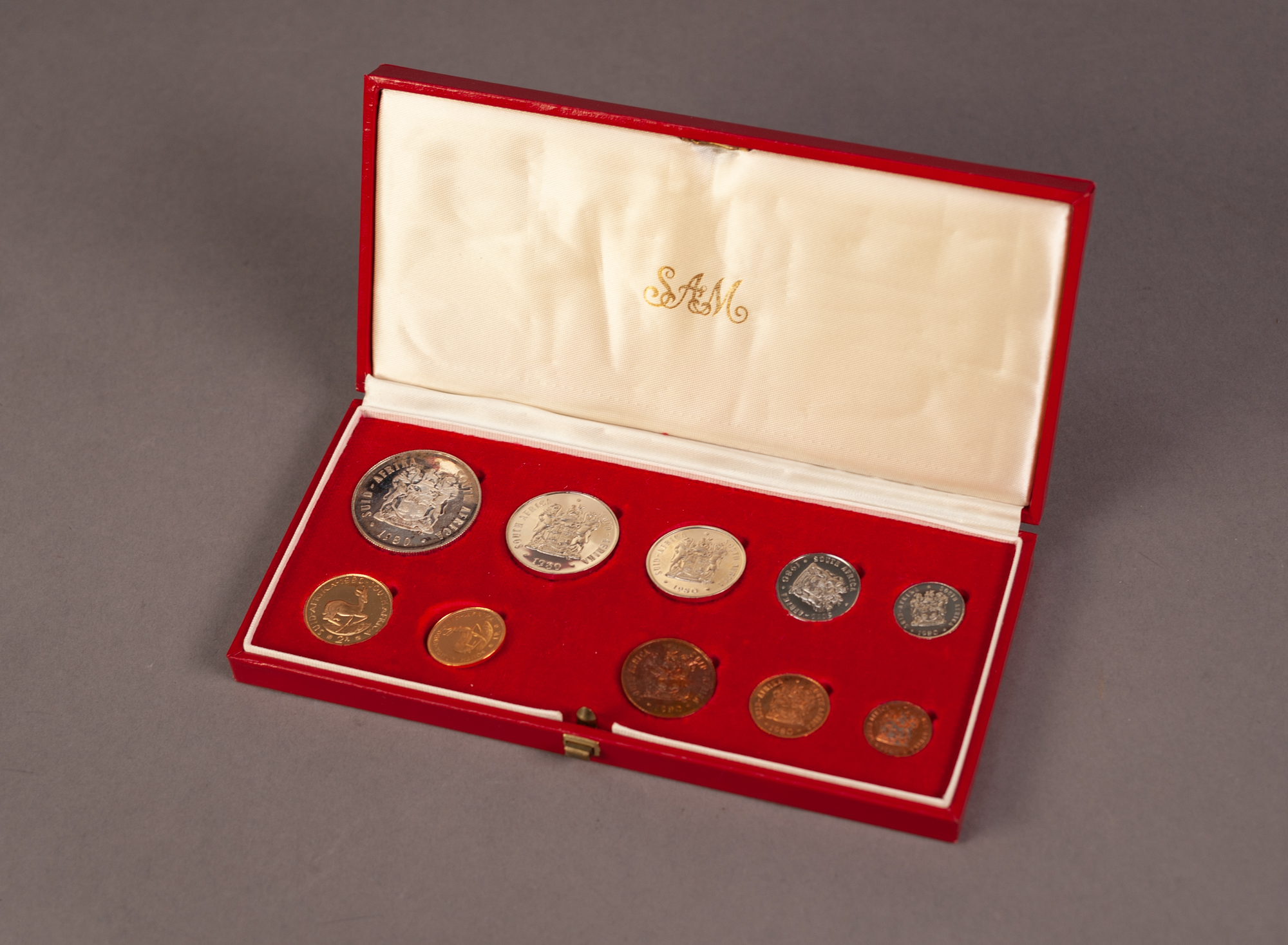 1980 SOUTH AFRICAN TEN COIN SET INCLUDING A GOLD 2 RAND AND A GOLD 1 RAND COIN, both mint, 12.1g, in