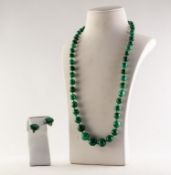 NECKLACE OF GRADUATED ROUND MALACHITE BEADS, 25IN (63.5cm) long and a PAIR OF MALACHITE CLIP-ON STUD