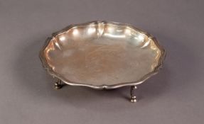 UNMARKED SILVER COLOURED METAL SHALLOW DISH, of circular, lobated form with reeded border and four