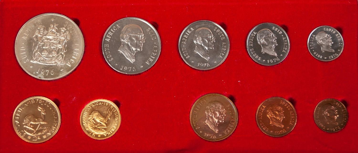 1976 SOUTH AFRICAN TEN COIN SET INCLUDING A GOLD 2 RAND AND A GOLD 1 RAND COIN, both mint, 12.1g, in - Image 2 of 2