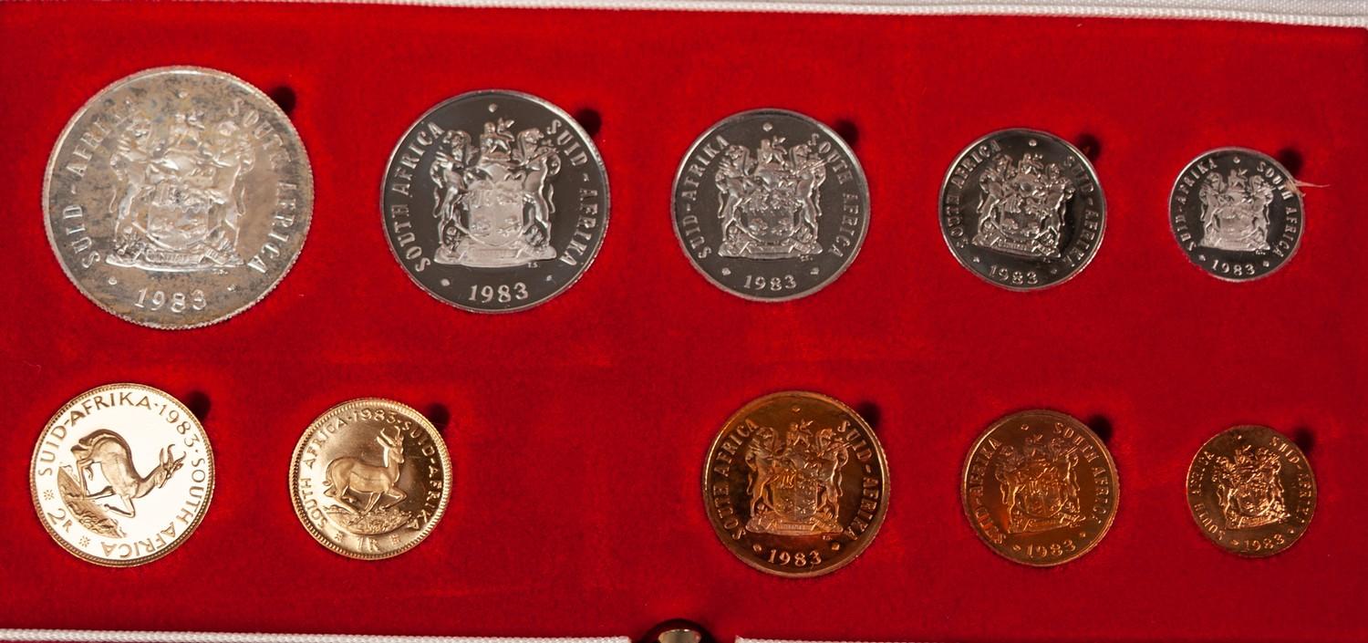 1983 SOUTH AFRICAN TEN COIN SET INCLUDING A GOLD 2 RAND AND A GOLD 1 RAND COIN, both mint, 12.1g, in - Image 2 of 2