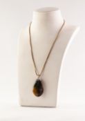 9ct GOLD FINE CHAIN NECKLACE, 15in (38cm) long, 3 gms and the BROWN HARDSTONE OVAL PENDANT