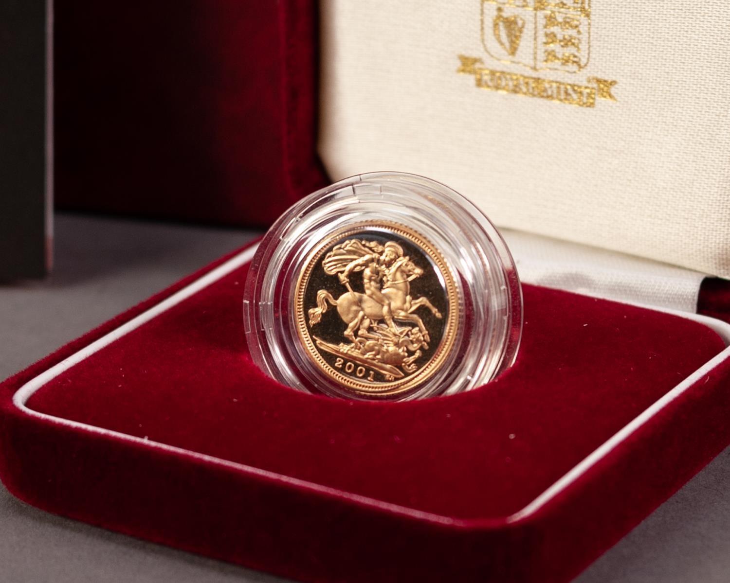 ROYAL MINT CASED AND ENCAPSULATED ELIZABETH II LIMITED EDITION GOLD PROOF HALF SOVEREIGN 2001 ( - Image 2 of 3