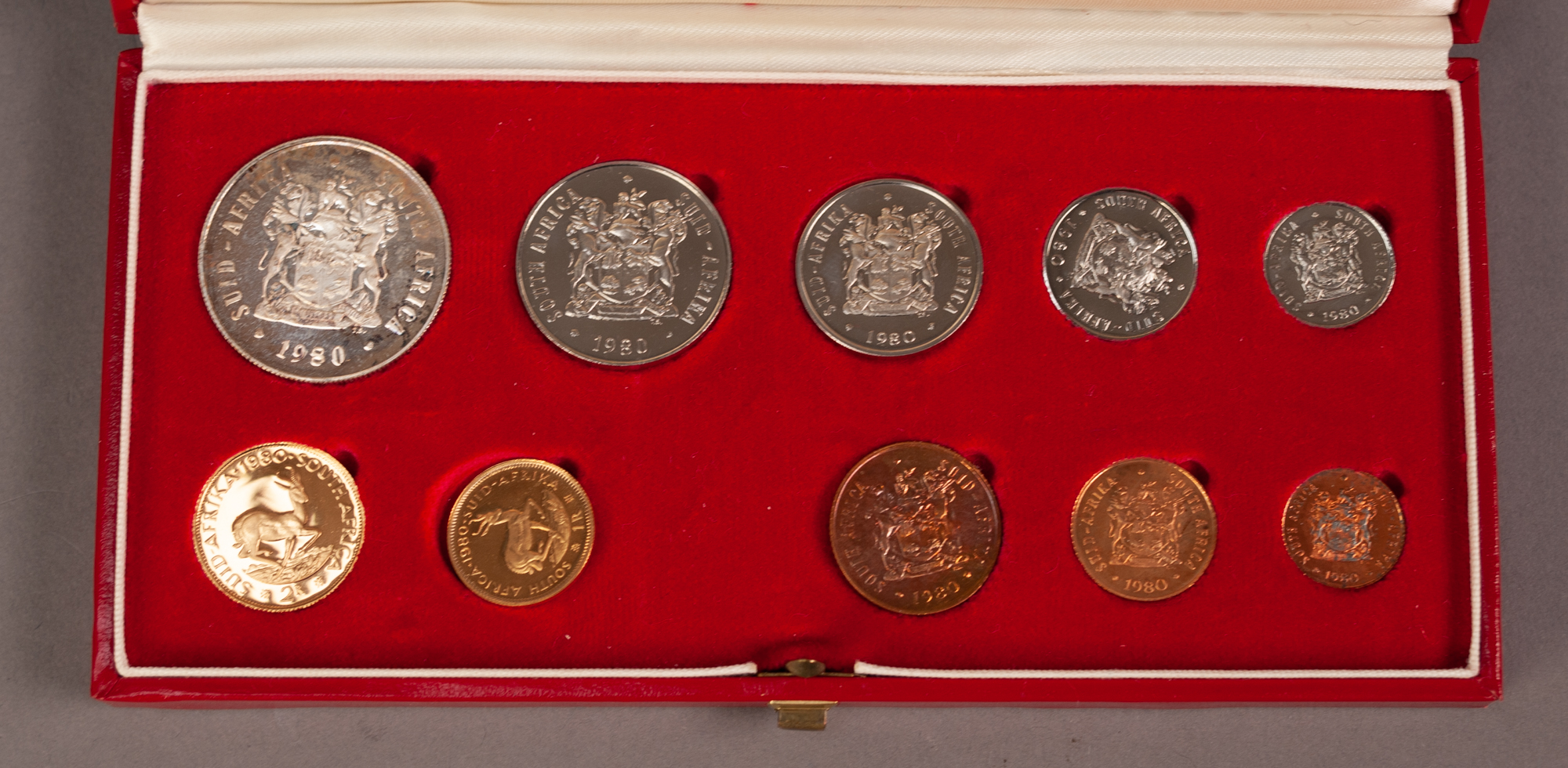 1980 SOUTH AFRICAN TEN COIN SET INCLUDING A GOLD 2 RAND AND A GOLD 1 RAND COIN, both mint, 12.1g, in - Image 2 of 2