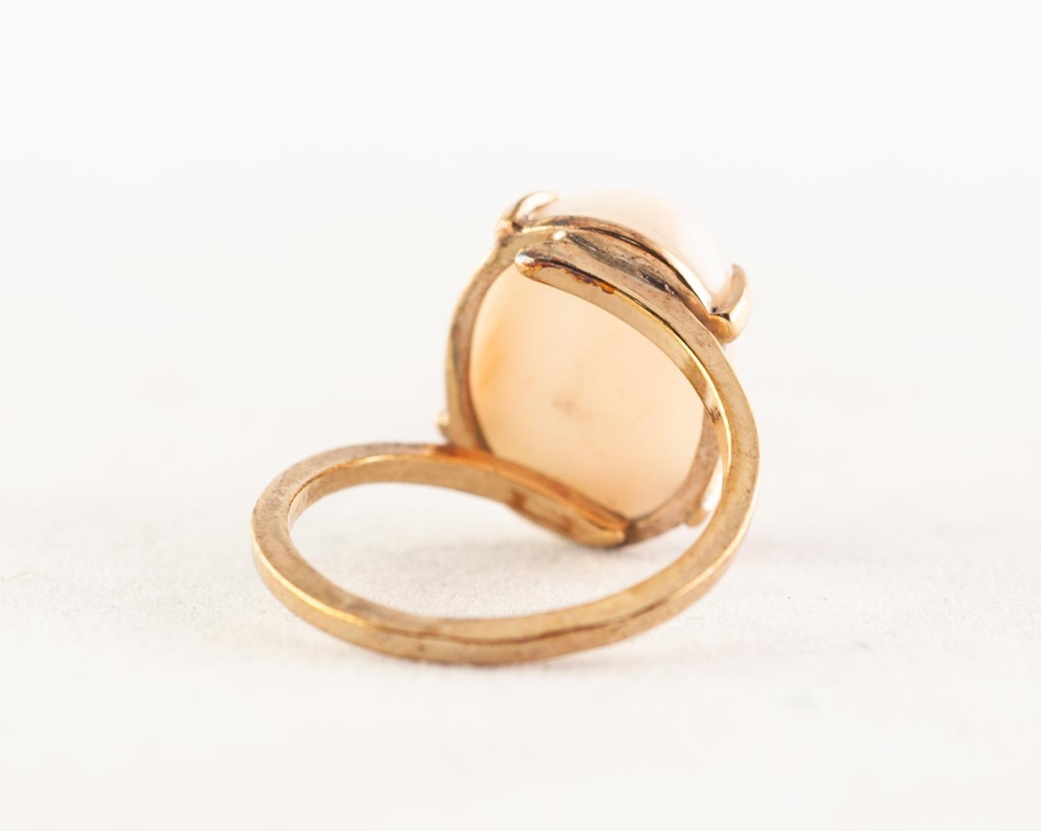 9ct GOLD CROSSOVER RING, claw set with a cabochon white opal, 4.2 gms, ring size L - Image 2 of 2