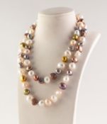 CONTINUOUS SINGLE STRAND NECKLACE OF BAROQUE PEARLS AND CULTURED BAROQUE PEARLS, 77 pearls,