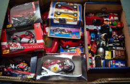 SELECTION OF BOXED AND UNBOXED DIE CAST TOY VEHICLES, includes six Maisto and other 1:18 scale boxed