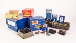 GOOD SELECTION OF HORNBY DUBLO BOXED AND UNBOXED ACCESSORIES, boxed items to include; two D1 level