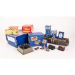 GOOD SELECTION OF HORNBY DUBLO BOXED AND UNBOXED ACCESSORIES, boxed items to include; two D1 level