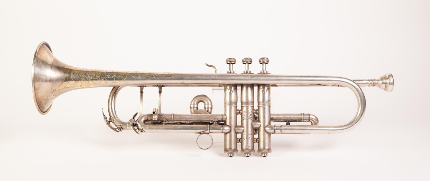 ELKHART U.S.A. CIRCA 1930's THE BUESCHER 'TRUE TONE' CHROMIUM PLATED TRUMPET, in original green - Image 2 of 4