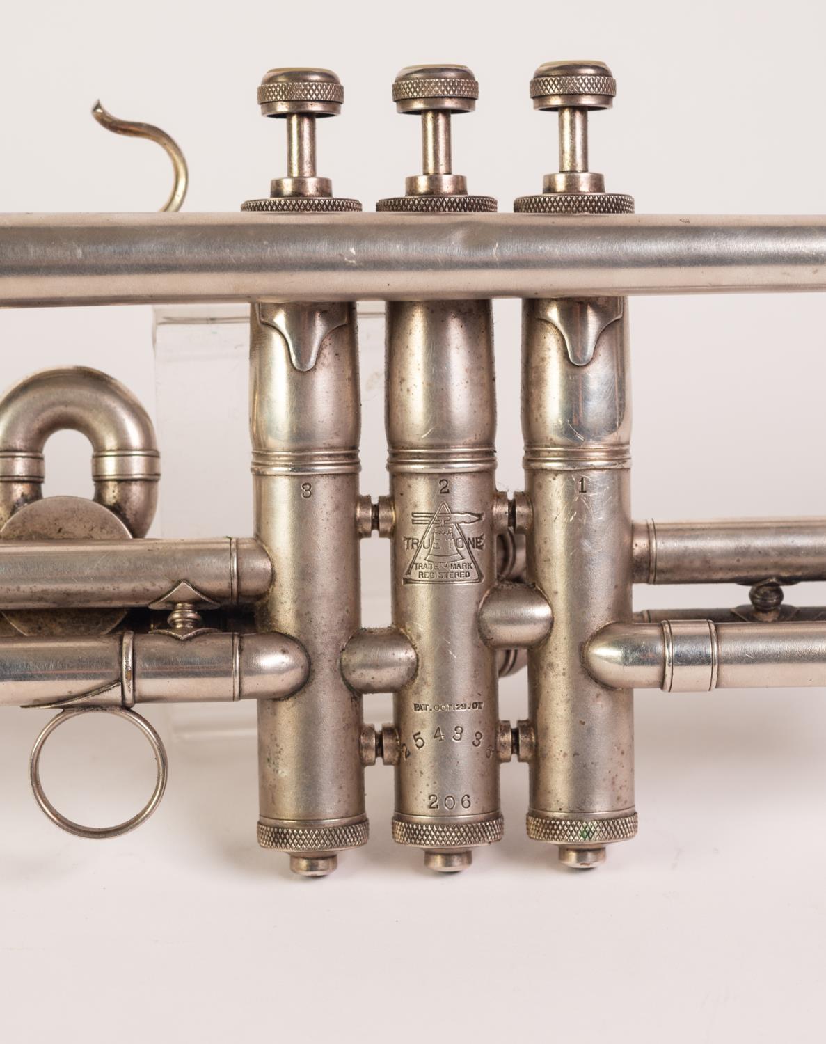 ELKHART U.S.A. CIRCA 1930's THE BUESCHER 'TRUE TONE' CHROMIUM PLATED TRUMPET, in original green - Image 3 of 4