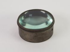 LARGE EARLY TWENTIETH CENTURY CIRCULAR GLASS LENS/MAGNIFIER in a brass drum shaped case, the lens