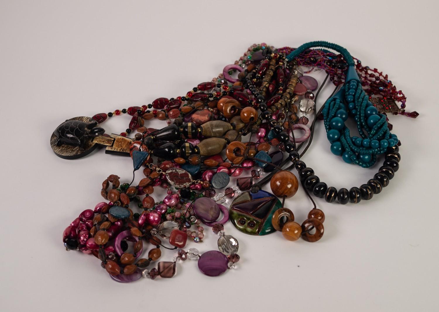 THIRTEEN INTERESTING AND GOOD QUALITY COSTUME NECKLACES (13)