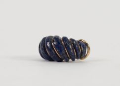 SINGLE SPIRALLY CARVED LAPIS LAZULI AND 14ct GOLD CLIP EARRING bound with gold wire, 5.7 gms gross