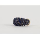 SINGLE SPIRALLY CARVED LAPIS LAZULI AND 14ct GOLD CLIP EARRING bound with gold wire, 5.7 gms gross