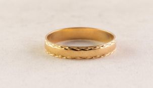 18ct GOLD WEDDING RING with engraved borders, London 1970, ring size P, 2.3 gms