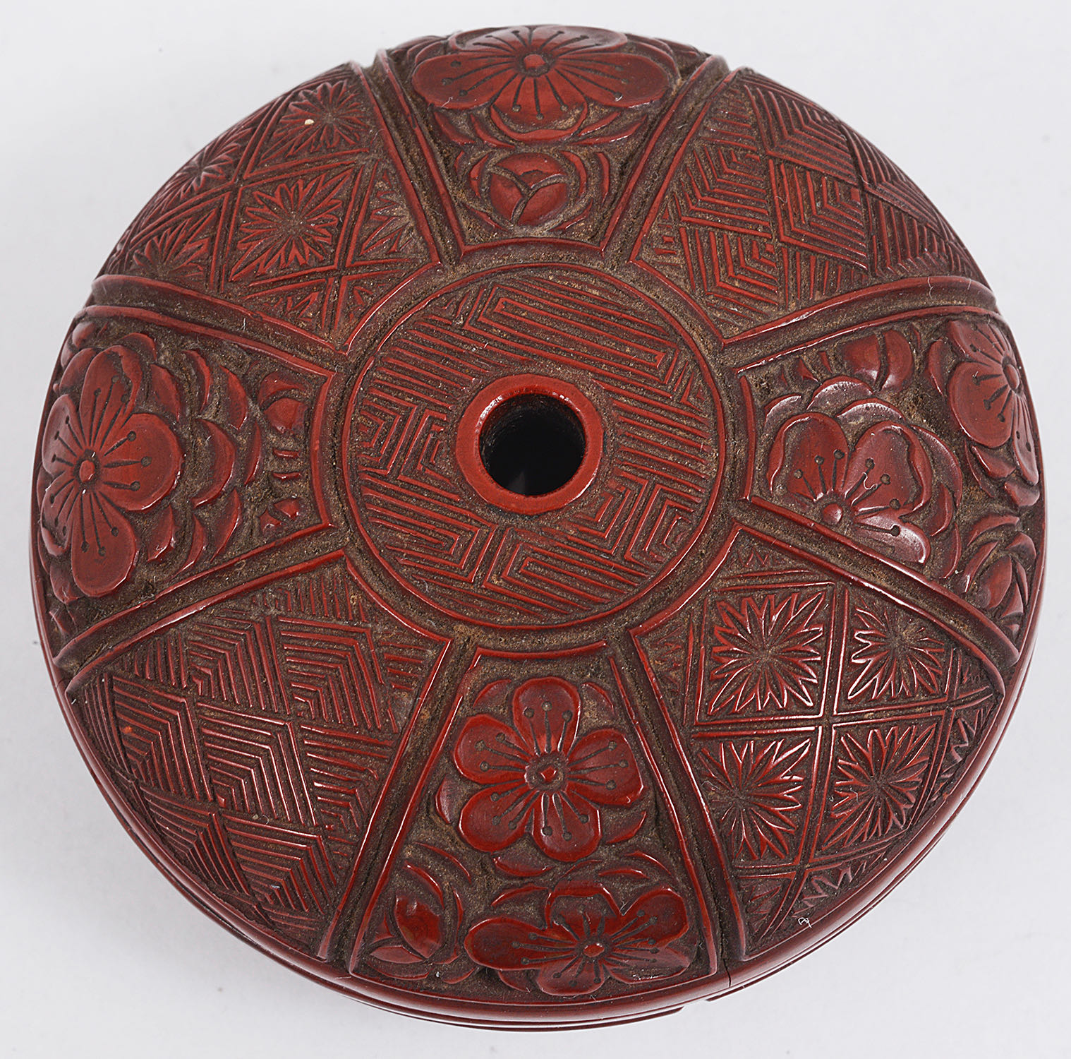 A Japanese Meiji period two section cinnabar lacquer manju - Image 2 of 3