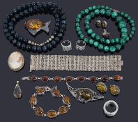 A collection of mixed jewellery