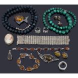 A collection of mixed jewellery