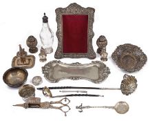 A mixed lot of sliver and plated items