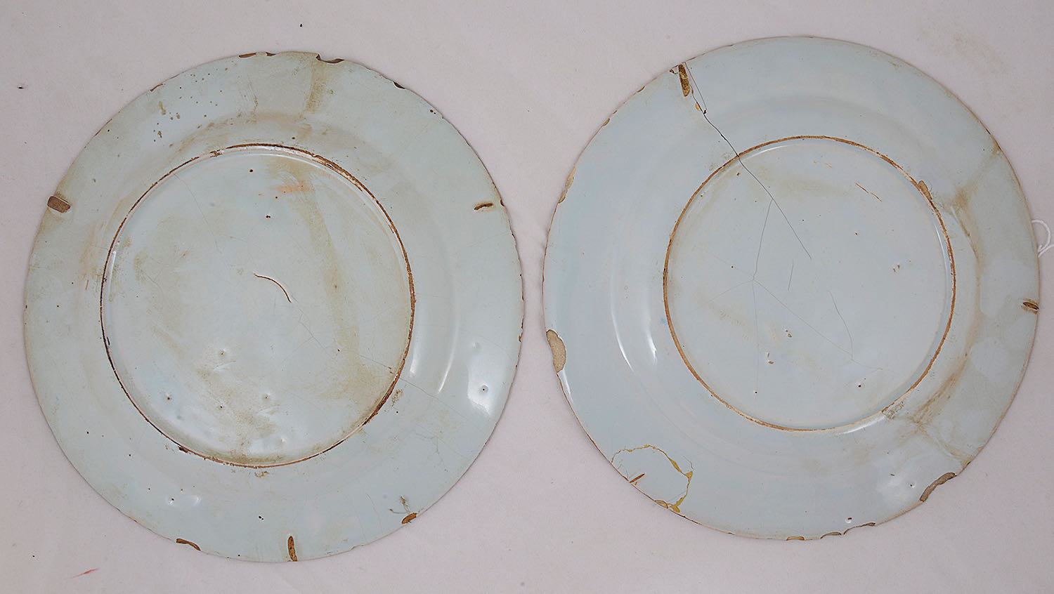 A pair of mid 18th century English polychrome Delft plates - Image 2 of 2