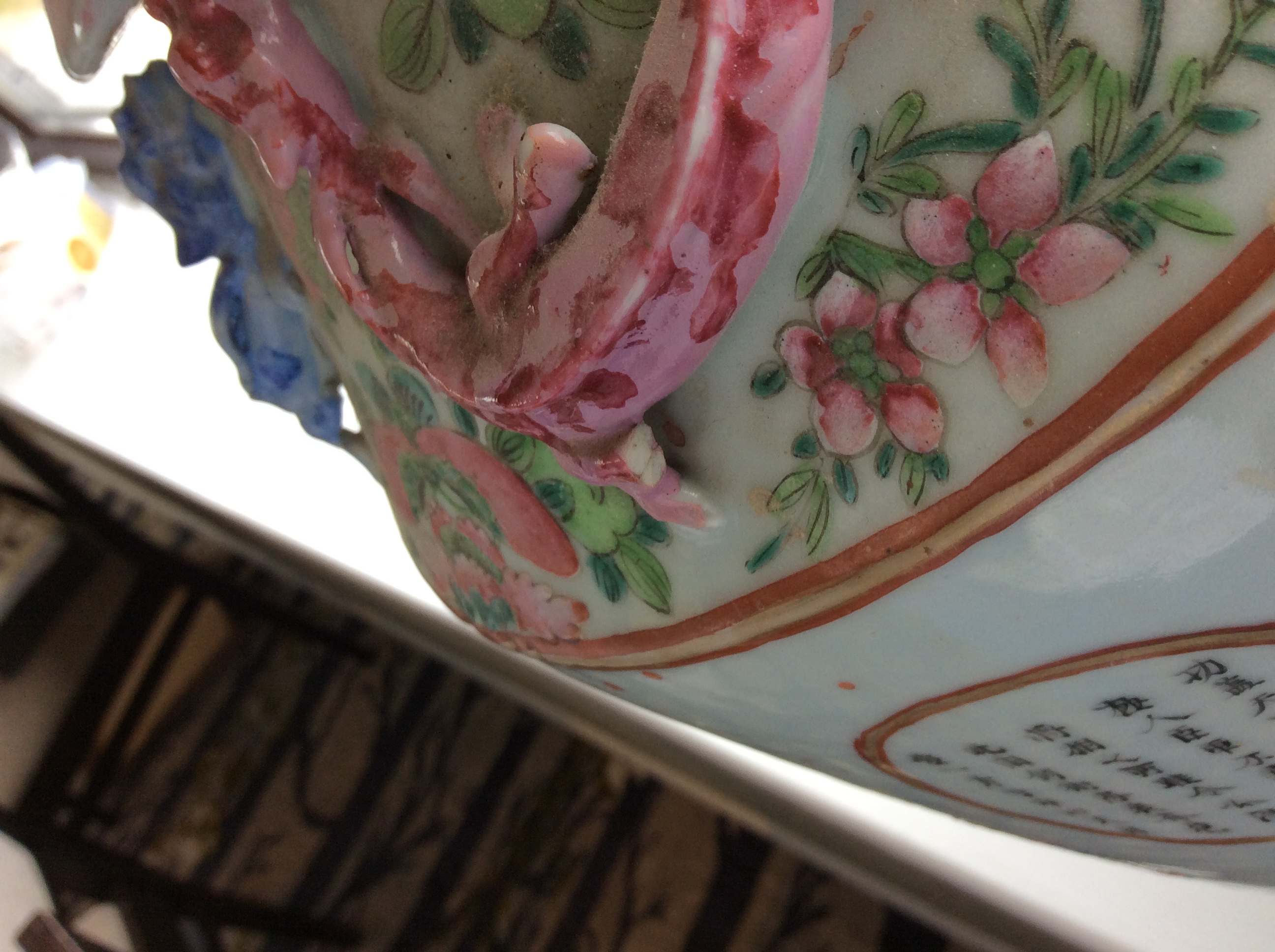 A large Chinese famille rose twin handled ceramic vase - Image 4 of 7