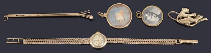 A collection of gold jewellery