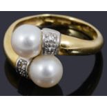 A decorative 18ct gold pearl and diamond crossover ring