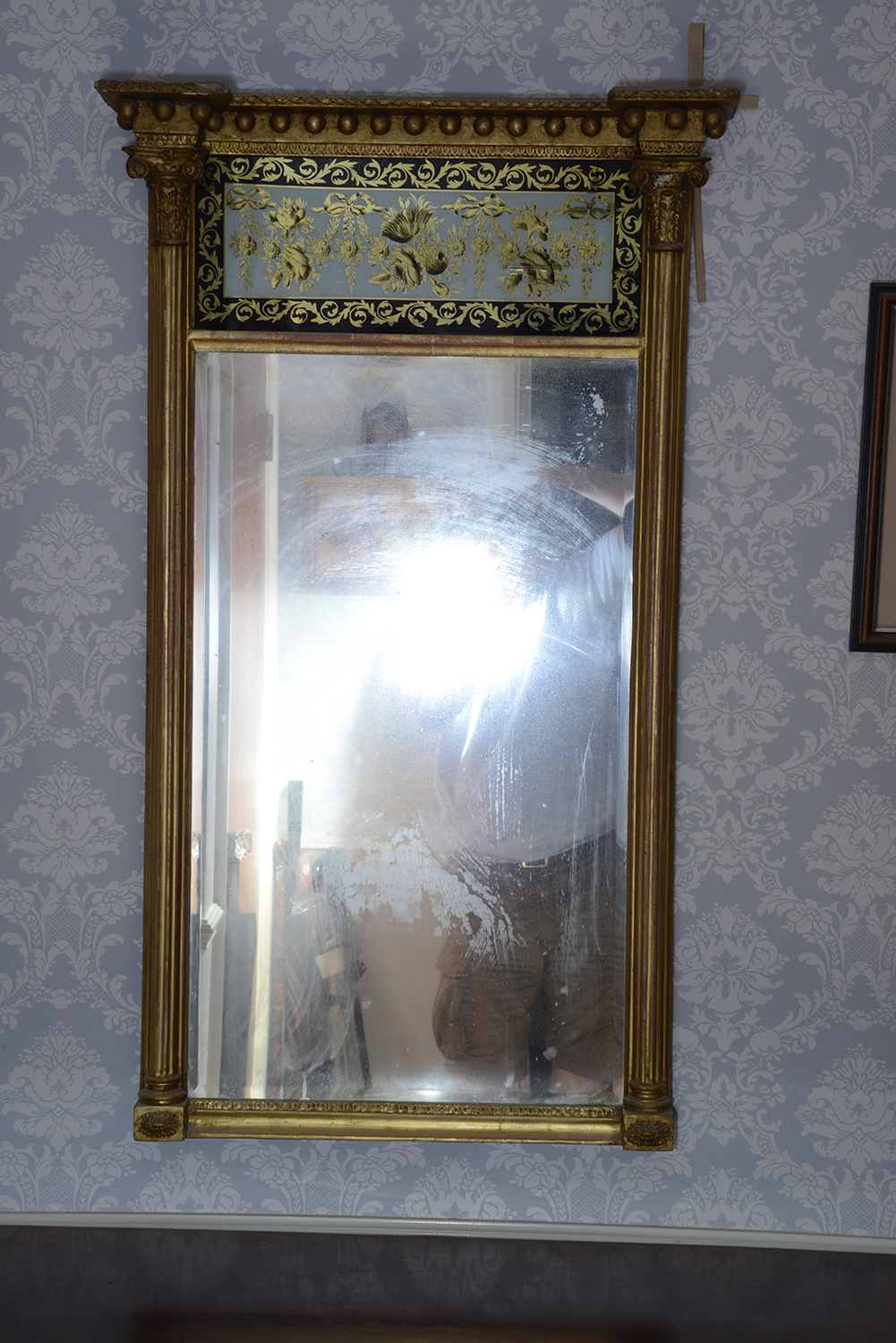 A Regency giltwood and verre elglomise pier glass - Image 2 of 3